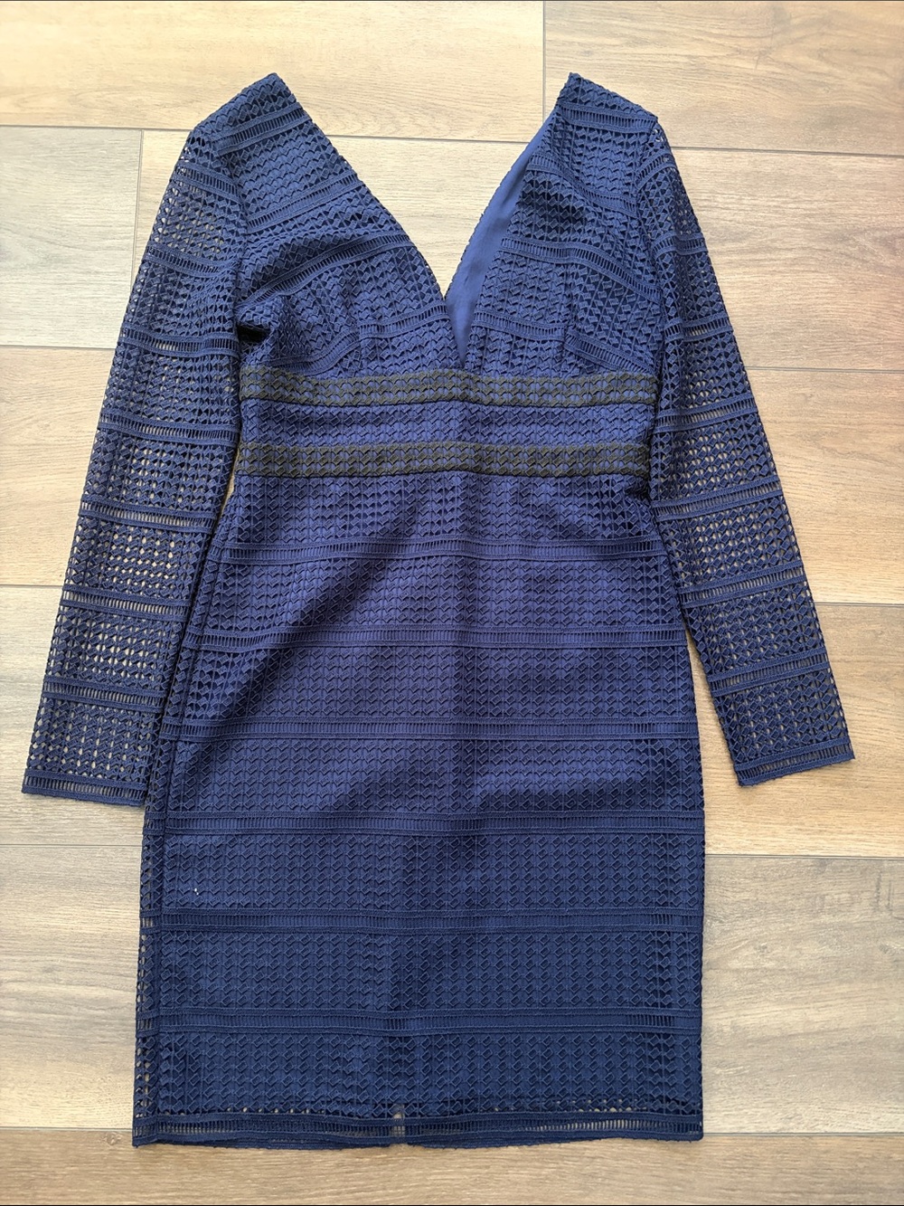 Diane Von Furstenberg Navy Lace V-Neck Long Sleeve Sheath Dress